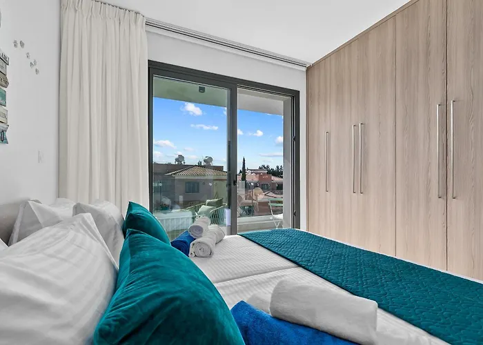 Oasis 301 Gorgeous Modern 2-bed Complex Pool